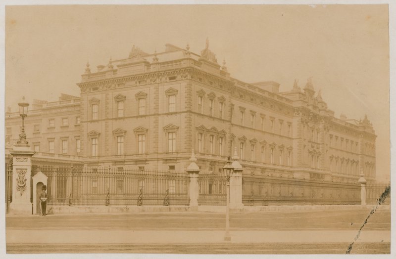 Buckingham Sarayı, 1876 by English Photographer