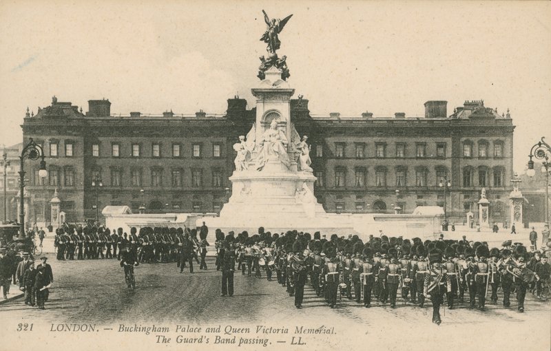 Buckingham Sarayı ve Kraliçe Victoria Anıtı; Muhafızlar Bandı geçiyor by English Photographer