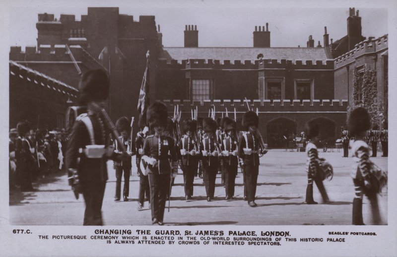 Muhafızları Değiştirme, St James Sarayı, Londra (s/b fotoğraf) by English Photographer