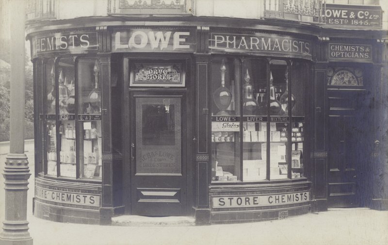 Charles Lowe & Co Eczane Mağazası, Newbury, Berkshire (s/b fotoğraf) by English Photographer