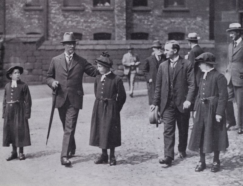Chetham Hastanesi ve Kütüphanesi, Manchester: General Smuts'un Ziyareti, 7 Temmuz 1919 (s/b fotoğraf) by English Photographer