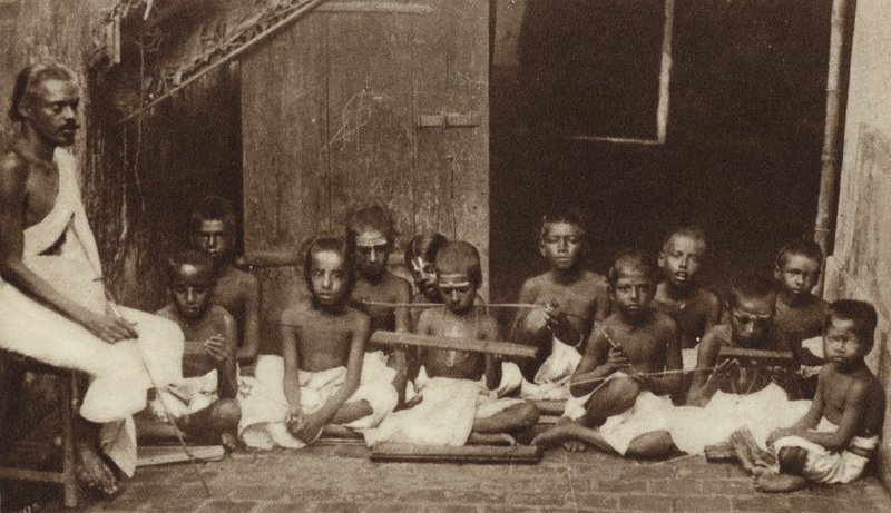 Hindistan'da bir okulda çocuklar ve öğretmenleri (s/b fotoğraf) by English Photographer