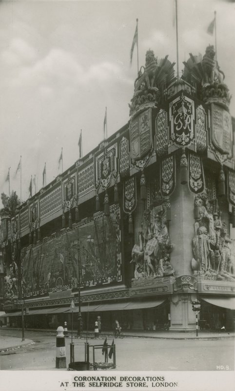 Londra Selfridge mağazasında taç giyme töreni süslemeleri by English Photographer