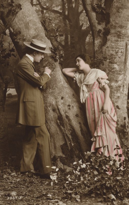 Bir ağaca baş harflerini kazıyan çift by English Photographer