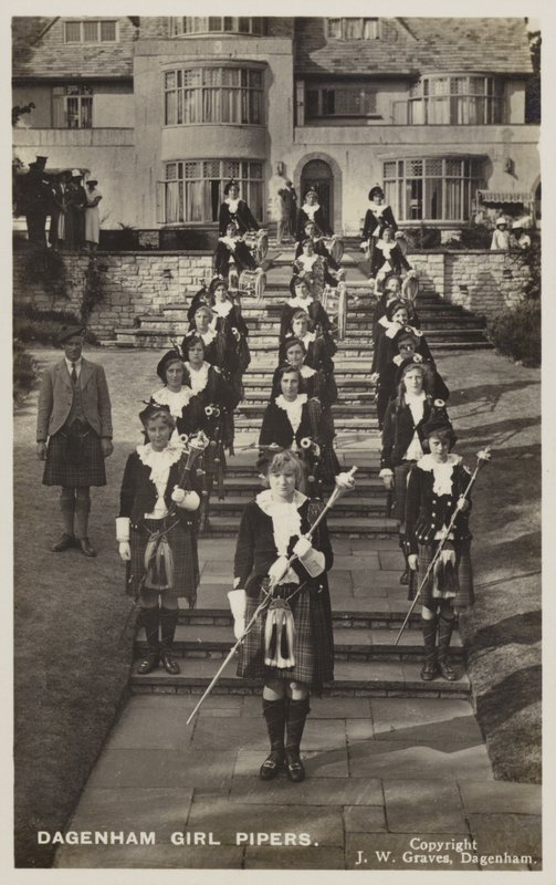 Dagenham Girl Pipers, Essex (s/b fotoğraf) by English Photographer