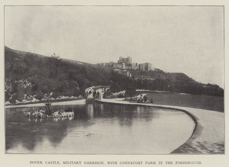 Dover Kalesi, Askeri Garnizon, Connaught Parkı Ön Planda by English Photographer