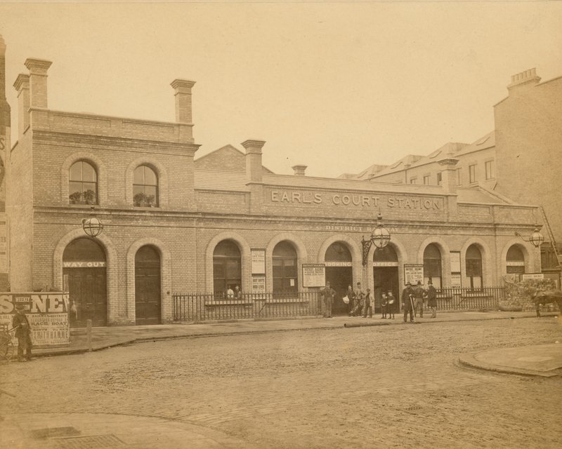 Earls Count İstasyonu - Earls Court Yolu girişi; 1878 yılında C Latham tarafından çekilen fotoğraf by English Photographer