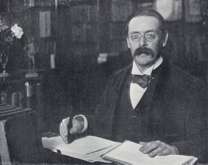 Edmund Gosse Çalışmasında (s/b fotoğraf) by English Photographer