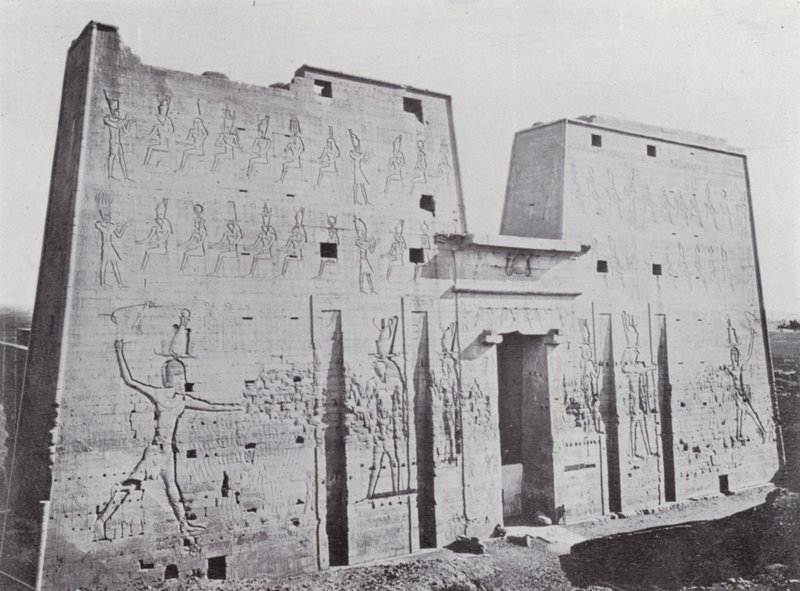 Mısır: Edfu Tapınağı Pilonu (s/b fotoğraf) by English Photographer