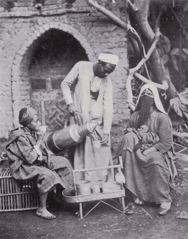 Mısır: Kahire Sokaklarında Türk Kahvesi Sunmak (s/b fotoğraf) by English Photographer