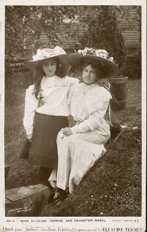 Ellaline Terriss, İngiliz aktris ve şarkıcı kızı Mabel ile birlikte by English Photographer