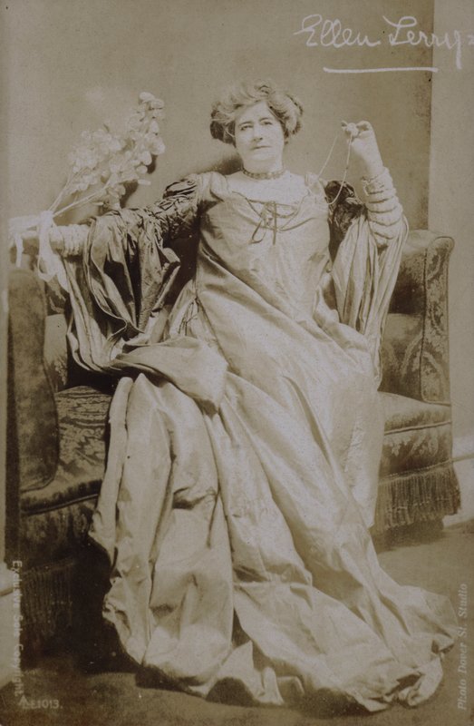 Ellen Terry (s/b fotoğraf) by English Photographer
