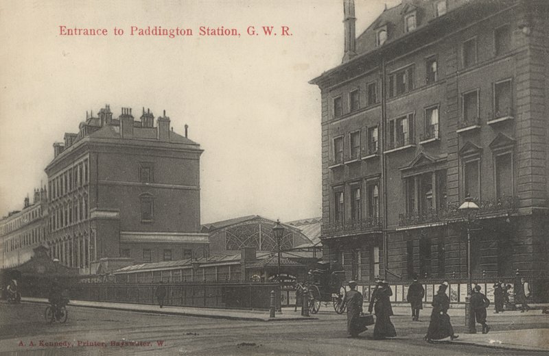 Paddington İstasyonu Girişi, Londra (b/w fotoğraf) by English Photographer