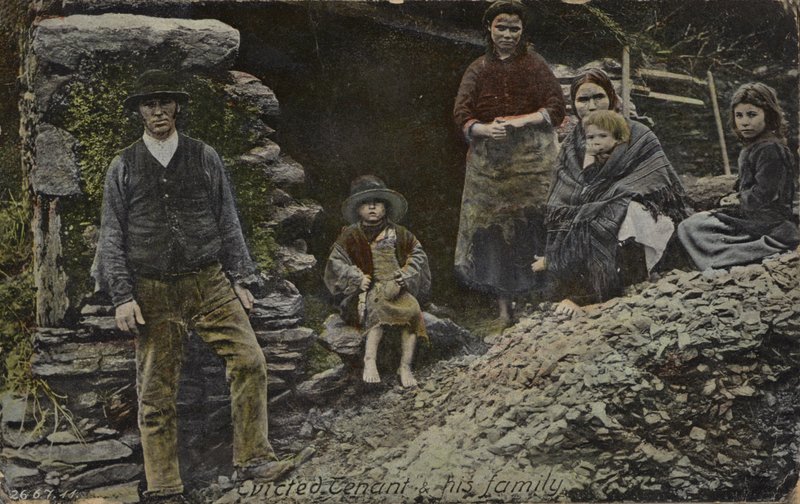 Tahliye edilen kiracı ve ailesi, İrlanda (renkli fotoğraf) by English Photographer