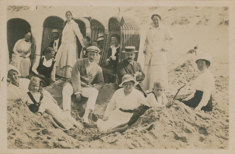 Aile deniz kenarında. 1913 yılında gönderilen kartpostal. by English Photographer