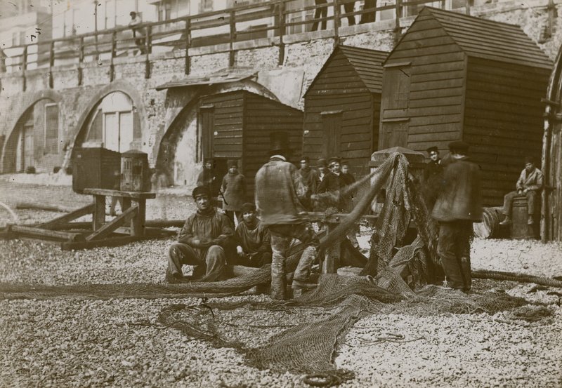 Brighton sahilinde ağlarıyla görüntülenen balıkçılar by English Photographer
