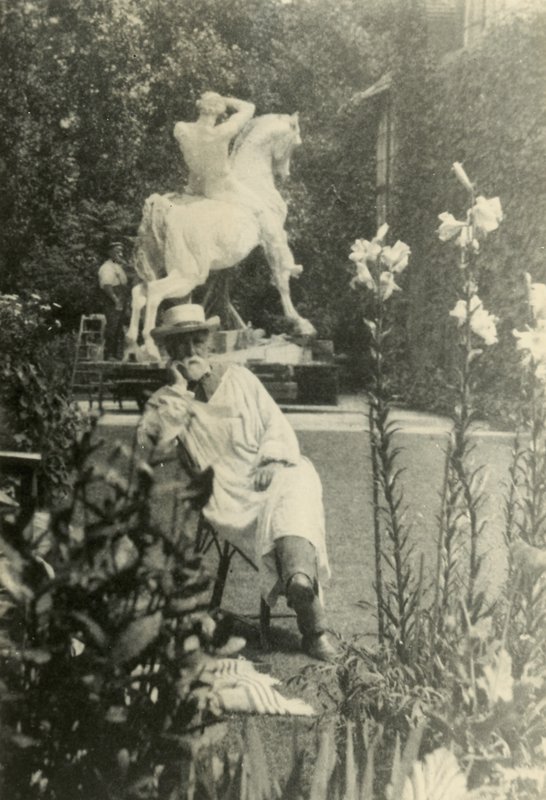Little Holland House, Melbury Road, Kensington bahçesinde GF Watts by English Photographer