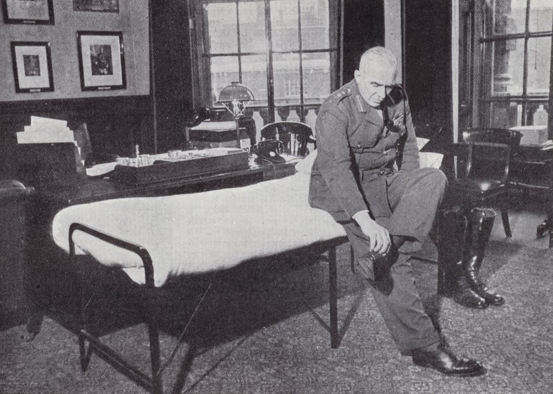 General Sir Edmund Ironside, İmparatorluk Genelkurmay Başkanı, 1939-1940 II. Dünya Savaşı sırasında sık sık uyuduğu Savaş Ofisindeki ofisinde by English Photographer