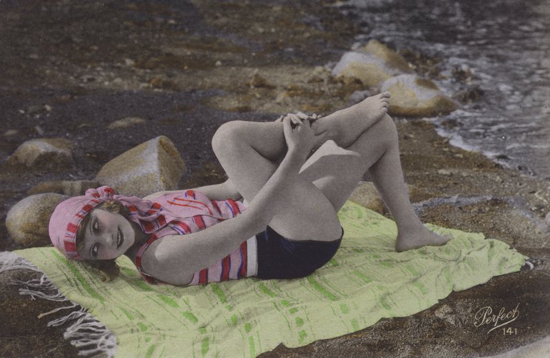 Sahilde havlu üzerinde yatan kız (renkli fotoğraf) by English Photographer