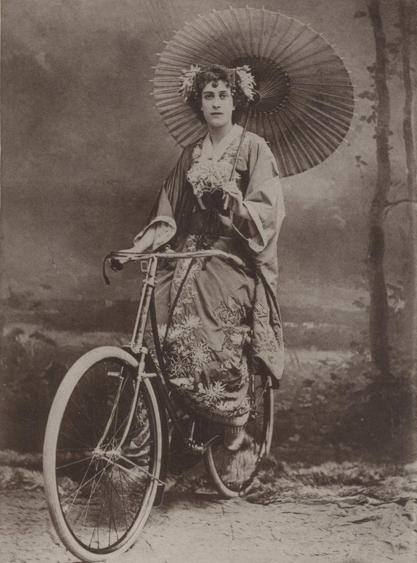 Japon tarzında giyinmiş bisikletli kız by English Photographer