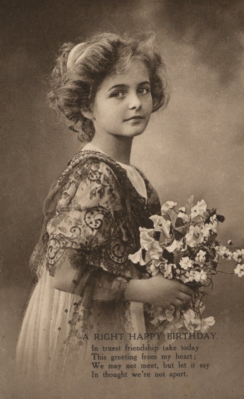 Bir çiçek ve bir doğum günü tebrik ile kız (s/b fotoğraf) by English Photographer
