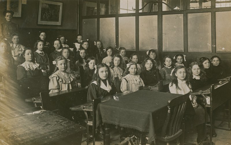 Bir sınıfta oturan kızlar by English Photographer