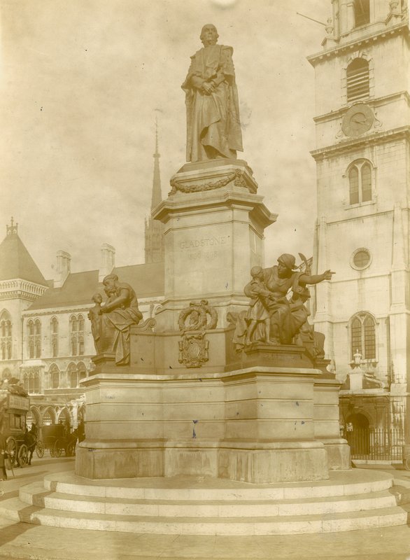 Strand üzerinde Gladstone heykeli by English Photographer