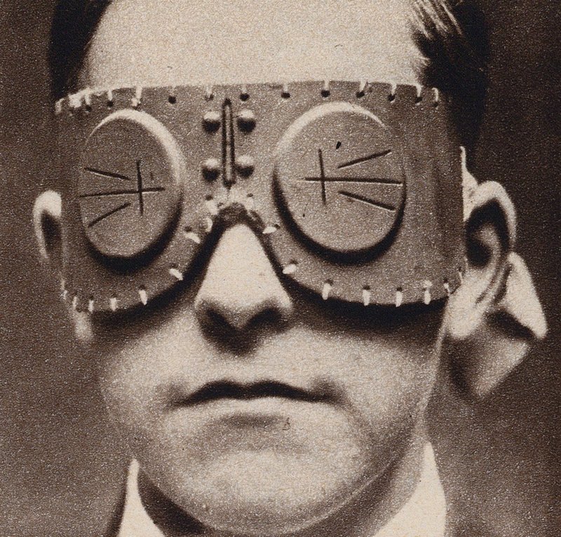 Kullanıcıyı mermi parçalarından koruyan gözlükler, Birinci Dünya Savaşı (b/w fotoğraf) by English Photographer