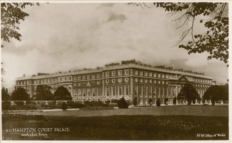 Hampton Court Sarayı, Güney ve Doğu cepheleri by English Photographer