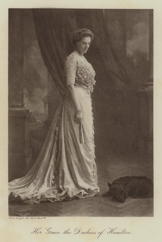 Majesteleri Hamilton Düşesi (siyah-beyaz fotoğraf) by English Photographer