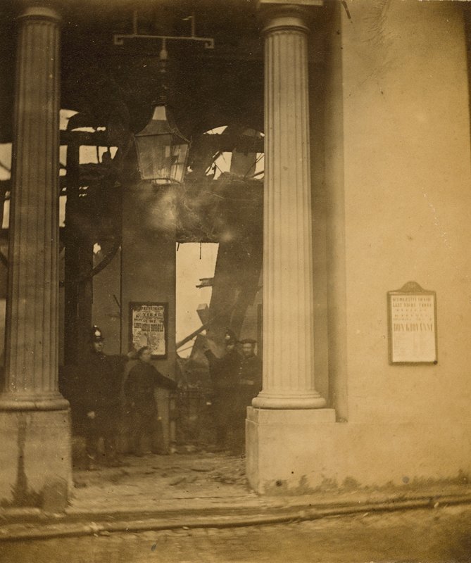 Majestelerinin Tiyatrosu, Londra: Sahne girişi by English Photographer