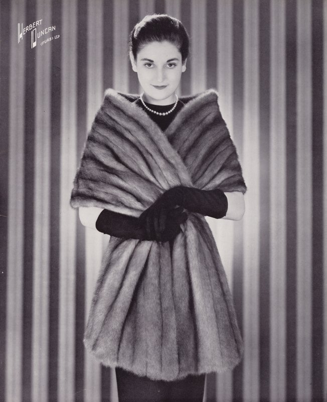 Herbert Duncan Kürkleri: Kraliyet Pastel Vizon (s/b fotoğraf) by English Photographer