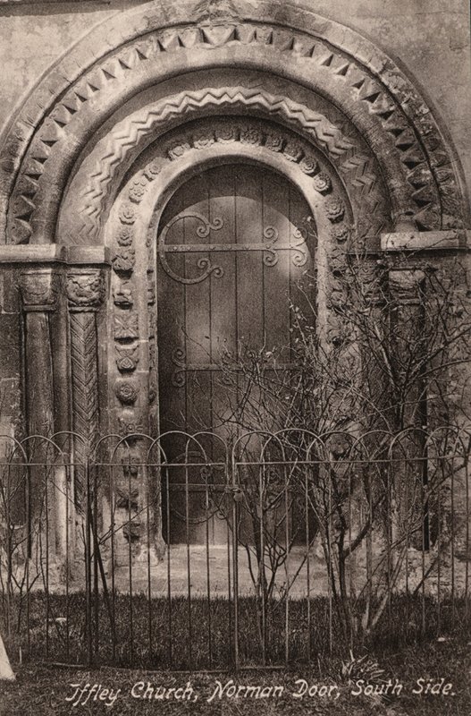 Iffley Kilisesi, Norman Kapısı, Güney Yakası (s/b fotoğraf) by English Photographer