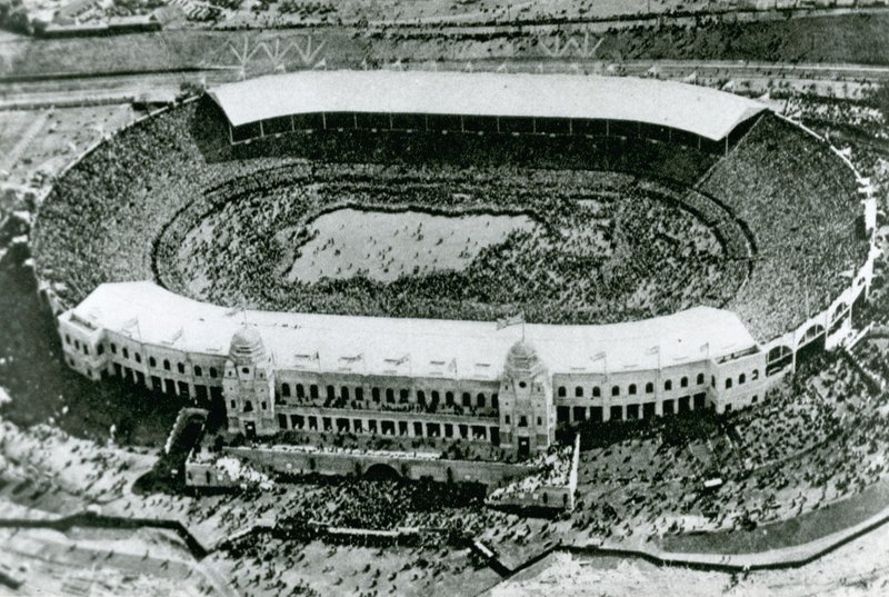 İlk Wembley Kupası Finali için stadyumun işgali, 1923 by English Photographer