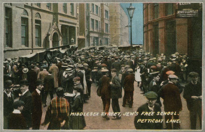 Yahudiler Özgür Okulu, Middlesex Caddesi, Petticoat Lane, Londra by English Photographer