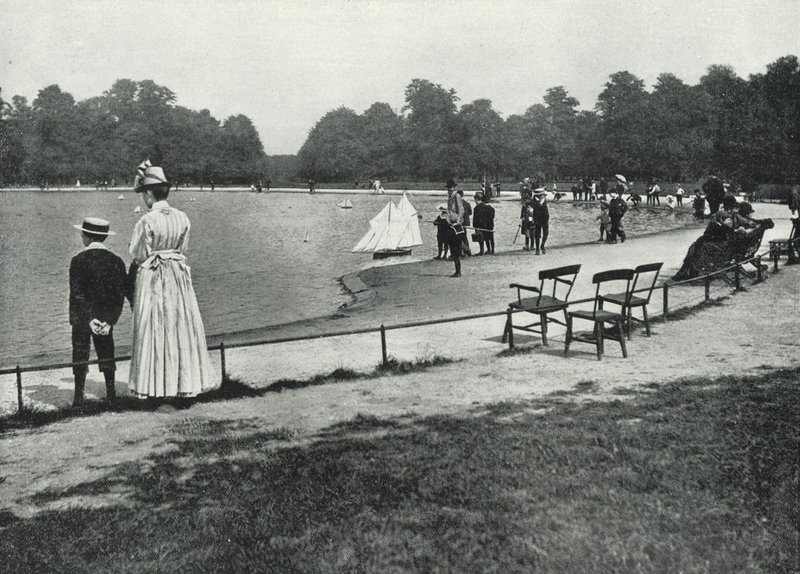 Kensington Bahçeleri, Yuvarlak Gölet (s/b fotoğraf) by English Photographer