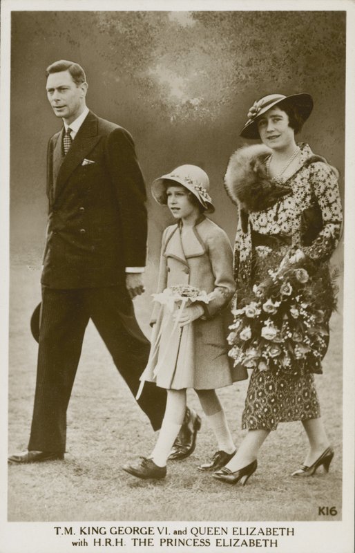 Kral George VI ve Kraliçe Elizabeth, Prenses Elizabeth ile birlikte (s/b fotoğraf) by English Photographer