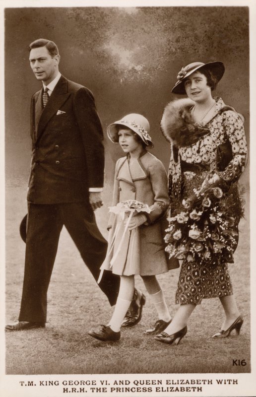 Kral George VI ve Kraliçe Elizabeth, kızları Prenses Elizabeth (daha sonra Kraliçe II. Elizabeth) ile birlikte (s/b fotoğraf) by English Photographer