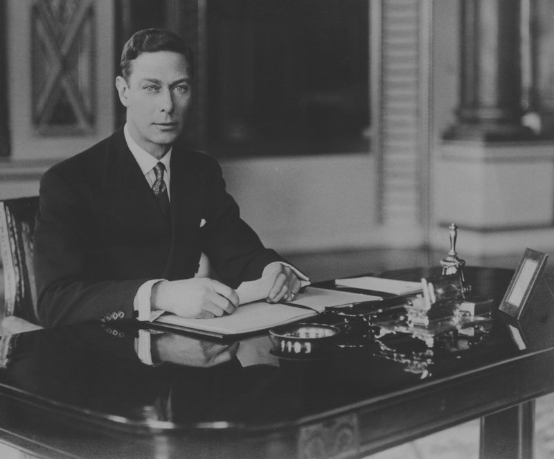 Kral George VI, masasında (s/b fotoğraf) by English Photographer