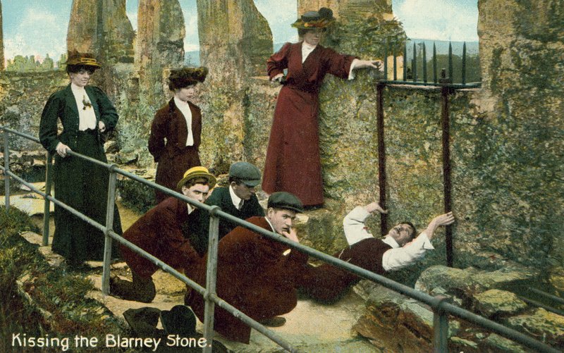 Blarney Taşını Öpmek (renkli fotoğraf) by English Photographer