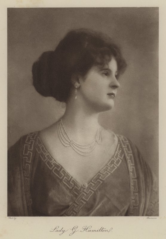 Lady G Hamilton (siyah-beyaz fotoğraf) by English Photographer