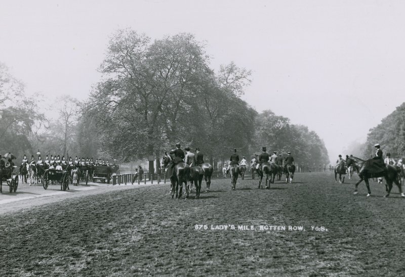 Ladys Mile, Rotten Row, Hyde Park, Londra by English Photographer