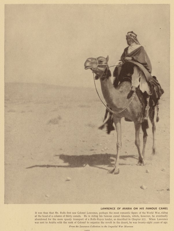 Arabistanlı Lawrence bu ünlü devenin üzerinde (siyah-beyaz fotoğraf) by English Photographer