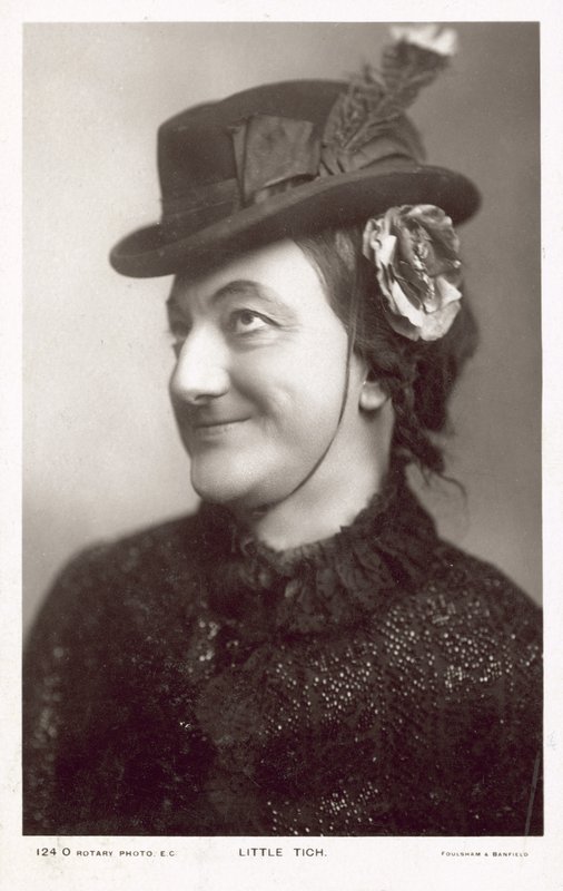 Küçük Tich (s/b fotoğraf) by English Photographer