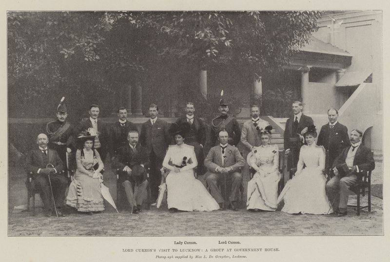 Lord Curzons, Hükümet Konağında Bir Grup olan Lucknow'u Ziyaret Etti by English Photographer