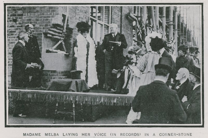 Madam Melba sesini bir köşe taşına kaydediyor by English Photographer