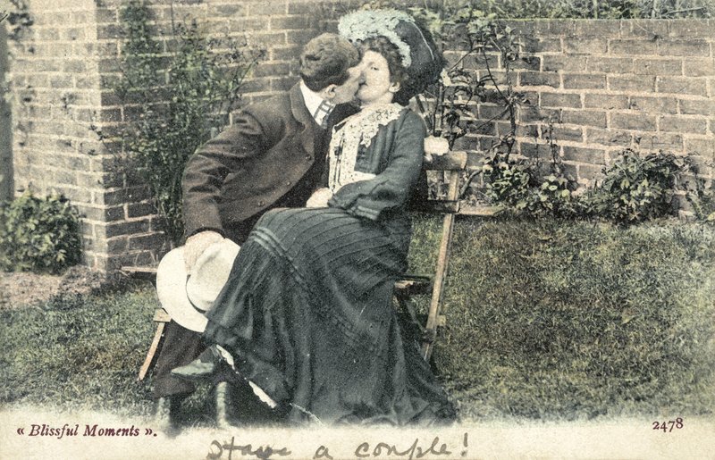 Bahçe bankında bir kızdan öpücük alan adam (renkli fotoğraf) by English Photographer