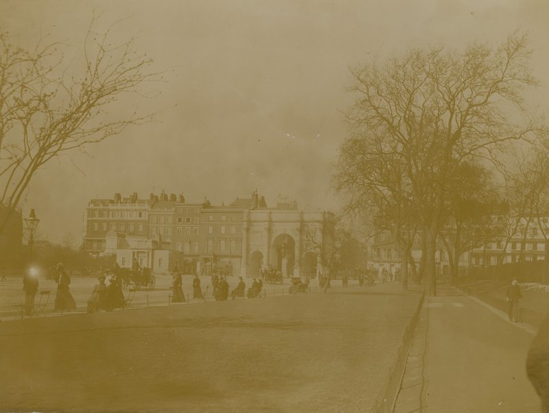 Marble Arch, Hyde Park, Londra by English Photographer