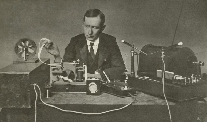 Erken bir kablosuz cihaza sahip Marconi (s/b fotoğraf) by English Photographer