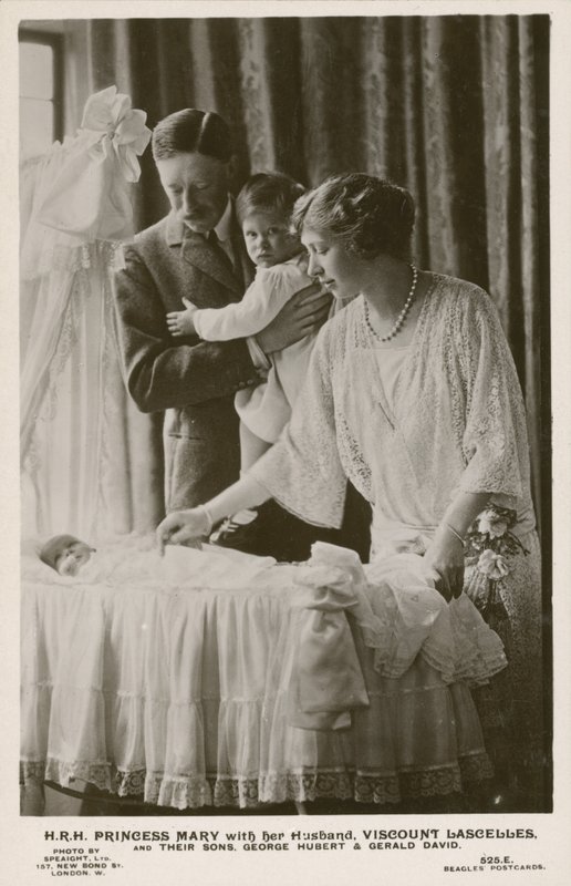 Mary, Princess Royal ve kocası Vikont Lascelles, oğulları George ve Gerald ile birlikte (s/b fotoğraf) by English Photographer
